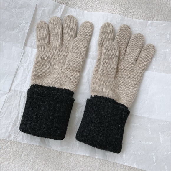 Auth Chanel Beige Black Classic CC Logo Cashmere Gloves - Picture 2 of 9